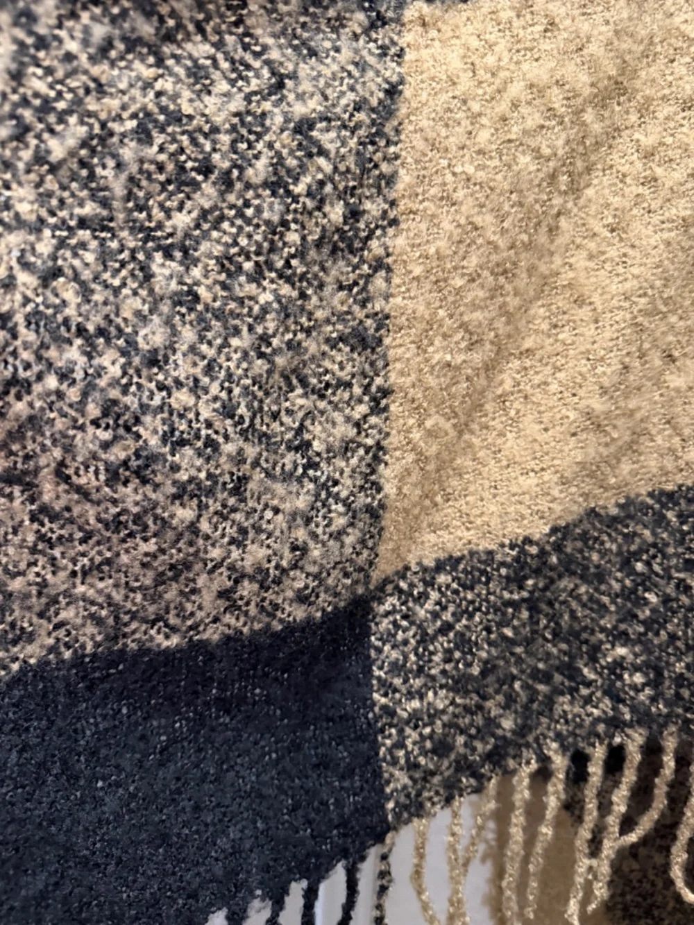 Hooded shawl with simple fur around the face